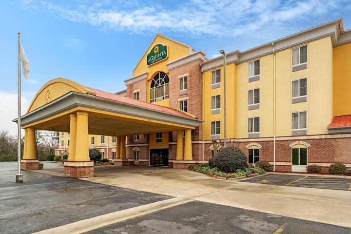 La Quinta Inn & Suites