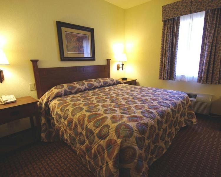 Mountain Inn & Suites Airport