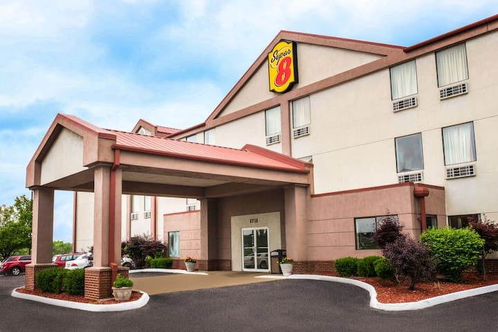 Super 8 by Wyndham Pevely