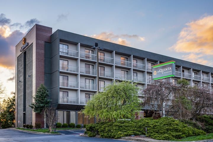 La Quinta Inn & Suites