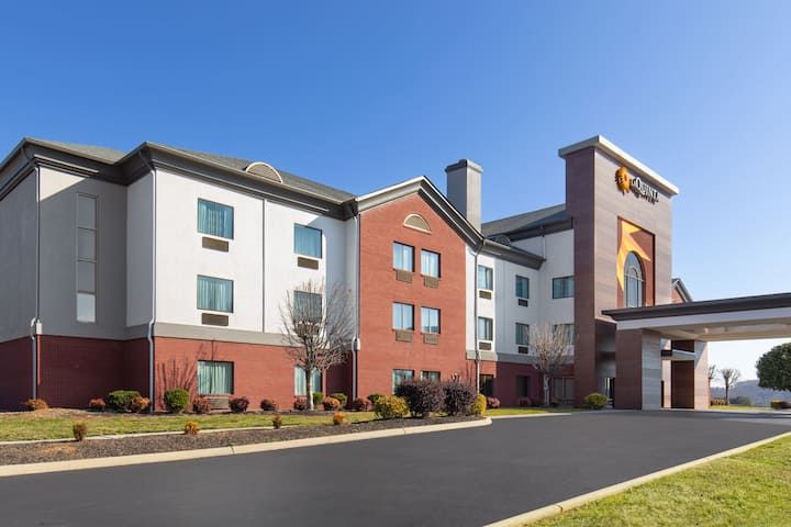 La Quinta Inn & Suites