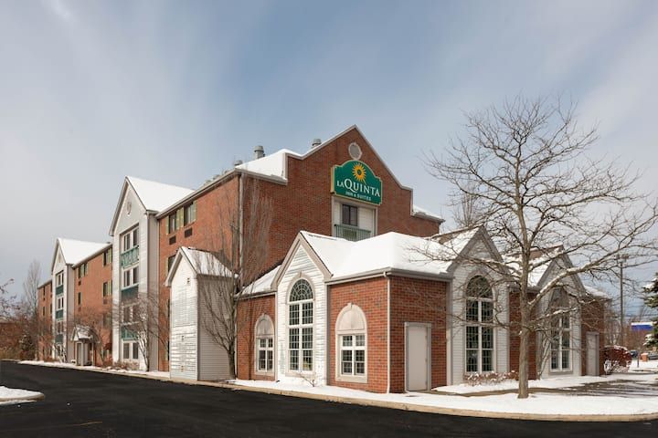 La Quinta Inn & Suites Cleveland Macedonia