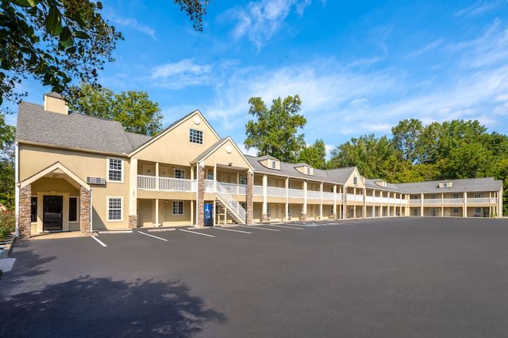 Days Inn by Wyndham Canton