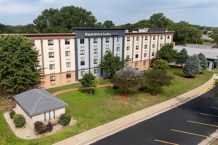 Days Inn and Suites by Wyndham Hammond, IN