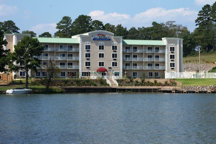 Baymont Hot Springs On the Lake