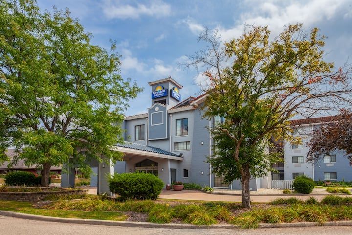 Days Inn & Suites by Wyndham Arlington Heights