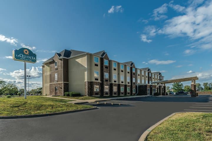 La Quinta Inn & Suites Collinsville - St. Louis