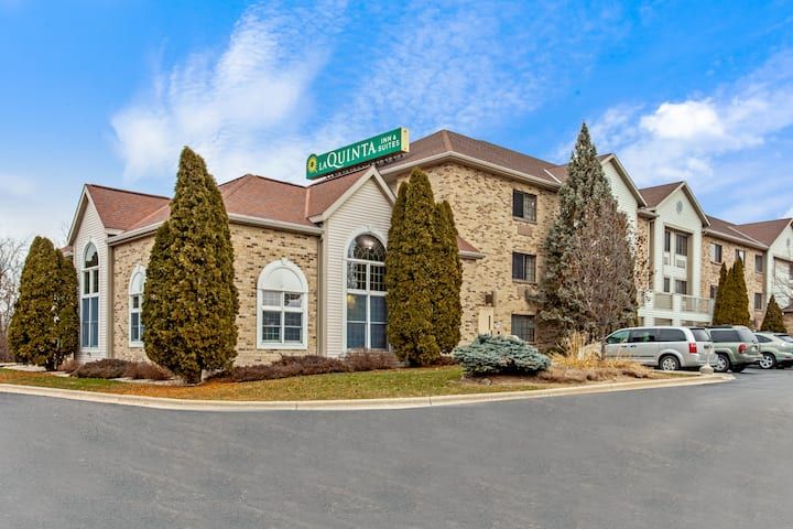 La Quinta Inn & Suites Milwaukee Delafield