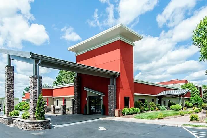 Days Inn & Suites
