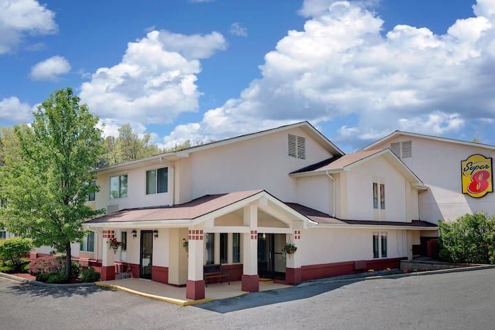 Super 8 by Wyndham Newburgh/West Point Near Stewart Airport
