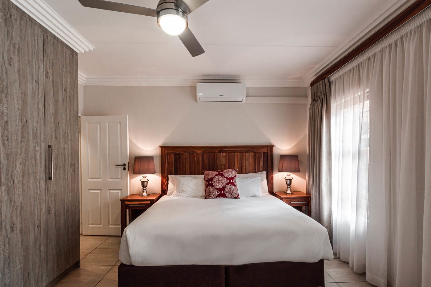 Camelot Guest House & Apartments